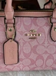 Сумка жіноча Mini Rowan Crossbody In Signature рожевий бочонок - зображення 5