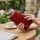 Кожаный лакированный кошелек с блоком для кредитных карт ST Leather 22682 красный - изображение 2