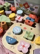 Дерев'яна розвиваюча іграшка 4 в 1 Tooky Toy Квітковий сад з шнурівкою пірамідками сортером та картками-завданнями в кошику - зображення 3