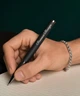 Именнаяписьменная ручка с индивидуальной гравировкой інициалов на подарок для мужчины женщины металлическая с подарочным футляром и черной гелевой пастой - изображение 4