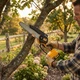 Аккумуляторная минипила DeWalt ручная цепная электропила беспроводная компактная 8 дюймов 48 В 6 А·ч шина 20 см для обрезки деревьев веток сада дачи древесины с автоматической смазкой тормозом 2 АКБ - изображение 9