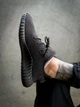 Кроссовки мужские и женские Adi Yeezy Boost 350 black / Ади Изи буст 350 черные рефлективные шнурки 45 - изображение 4