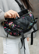 Большая женская текстильная сумка-бананка Sambag DynamicDart водонепроницаемая на 9 отделений с абстрактным принтом - изображение 6