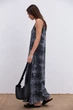 Длинное летнее платье на тонких бретелях черное с эффектом tie-dye Arjen 22077, размер S - изображение 7