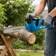 Аккумуляторная цепная пила DOMOTEC Chain Saw 12 дюймов 96V с двумя аккумуляторами и шиной 300 мм для обрезки веток и распиловки древесины садовая техника для профессионального ухода за приусадебным участком хозяйственная пила мощная - изображение 4