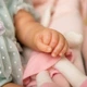 Реалістична лялька Reborn Baby Doll Millie 50 см — вініл-силіконова дівчинка з кучерявим волоссям та аксесуарами (RB082) - изображение 3