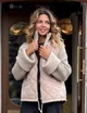 Модная демисезонная стеганая короткая куртка с вязанными рукавами бежевый 52-54 КМ 31051 - изображение 1