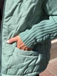 Женская короткая курточка стеганая демисезонная на синтепоне с вязаными рукавами оверсайз 42-46 мятный MS 81001 - изображение 8