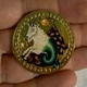 Монета знак зодиака Козерог в пластиковом кейсе золотистый 4 см - изображение 2