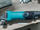 Болгарка Makita 850 Вт угловая шлифовальная машина 125 мм УШМ сетевая 500 11000 об мин электрическая с регулировкой скорости для резки металла зачистки шлифовки пластика камня удлиненная рукоятка плавный пуск - изображение 4
