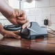 Электроточило Work Sharp E2 для кухонных ножей гибкие абразивные диски 20° керамический слот - изображение 5