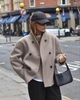 Женское короткое пальто-жакет oversize, двубортное бежевого цвета S - изображение 9