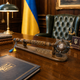 Дерев’яна булава на підставці з тризубом 53 см — ручна робота, подарунок керівнику - зображення 1