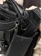 Женская большая кожаная поясная сумка-бананка Sambag DynamicDart черная вместительная городская сумка на пояс 51905 - изображение 11