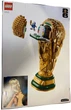 Конструктор LEGO Editions Офіційний трофей чемпіонату світу з футболу FIFA 2842 деталі (43020) (955555920078340) - Уцінка - зображення 3