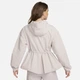 Куртка жіноча Nike Sportswear Everything Wovens S Світло-кремовий FN3669-019 - зображення 2
