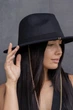 Шляпа федора&nbsp;женская с золотой цепью D.Hats цвет черный - изображение 3