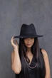 Шляпа федора&nbsp;женская с золотой цепью D.Hats цвет черный - изображение 4
