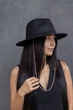 Шляпа федора&nbsp;женская с золотой цепью D.Hats цвет черный - изображение 5