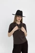 Шляпа Федора женская D.Hats из рафия с цепью золото с сердцами черная - изображение 5