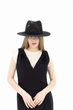 Шляпа федора летняя с тонкой рафии черная с золотистой цепью D.Hats - изображение 4
