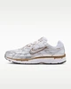 Кросівки унісекс Nike P-6000 44.5 Сріблястий BV1021-109 - зображення 1
