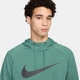 Худи мужское Nike M Dri-Fit Hdie Po Swsh M Зеленый CZ2425-361 - изображение 2
