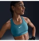 Спортивный топ женской Nike Swoosh Sports Bra M Зелений DX6821-006 - изображение 2