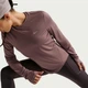 Спортивна кофта жіноча Nike W Nk Swift Df Uv Ls Crw M Фіолетова HQ0503-502 - зображення 3