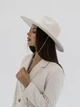 Шляпа федора с полями 9 см D.Hats с цепью цвет молочный - изображение 5