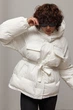 Стьобана куртка з поясом та капюшоном - білий колір, ONE SIZE - зображення 5
