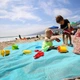Пляжный коврик антипесок Sand Free Mat 200×150 см с двухслойной сеткой и кольцами для крепления - изображение 9
