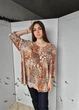 Блузка футболка женская плиссе в абстрактный принт M.Collection Коричневая 16795 2XL (укр 52-54) - изображение 6
