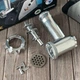 Шнековая мясорубка-соковыжималка с реверсом Henschll 2500W, Универсальная мясорубка с различными насадками - изображение 7