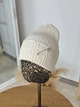 Трендовая вязаная шапка рванка с рваным декором и булавкой JOY KNIT молочная - изображение 2