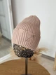 Трендова в’язана шапка рванка з рваним декором та булавкою JOY KNIT світло-бежева - зображення 2