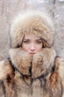 Женская меховая шапка из натурального меха енота, коричневая - изображение 6