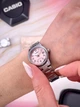 Жіночий годинник Casio LTP-V002D-4B сталевий браслет рожевий циферблат - зображення 3