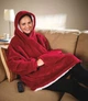 Толстовка-плед с капюшоном и рукавами Huggle Hoodie Blanket красного цвета теплая флисовая плед-худи оверсайз универсального размера для взрослых домашний халат-плед для отдыха сна просмотра фильмов и чтения с возможностью машинной стирки - изображение 3