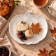 Тарілка десертна "Гарбуз" Le Creuset Pumpkin Meringue 25 см (81776250100099) - зображення 6