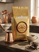 Зерновой кофе Lavazza Oro арабика 1000 г средней обжарки с насыщенным цветом деликатным ароматом мягким сбалансированным вкусом легкой кислинкой сладостью шоколадными нотами и длительным послевкусием - изображение 5