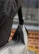 Женская сумка хобо Sambag HOBO Dolly графитовая из экокожи большая городская сумка через плечо 69042 - изображение 6