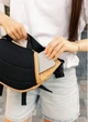 Большая женская поясная сумка бананка из экокожи Sambag DynamicDart бежевая 60521 - изображение 9