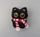 Игрушка брелок плюшевая Чёрный кот с красно белым шарфом на чёрной цепочке 10 см Чёрный - изображение 1