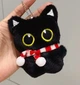 Игрушка брелок плюшевая Чёрный кот с красно белым шарфом на чёрной цепочке 10 см Чёрный - изображение 2