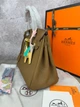 Жіноча сумка Hermès Birkin 30 30*26*14 см Gold коричнево-гірчична (Gold/Camel) з золотою фурнітурою та підвіскою-конячкою. - изображение 8