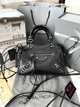 Жіноча сумка Balenciaga Le City Bag 24*17*11 см чорного кольору з жатої глянцевої шкіри з темною металевою фурнітурою, плетеними ручками та довгими шкіряними шнурками. - изображение 2
