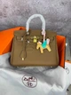 Жіноча сумка Hermès Birkin 30 30*26*14 см Gold коричнево-гірчична (Gold/Camel) з золотою фурнітурою та підвіскою-конячкою. - изображение 11