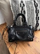 Жіноча сумка Balenciaga Le City Bag 24*17*11 см чорного кольору з жатої глянцевої шкіри з темною металевою фурнітурою, плетеними ручками та довгими шкіряними шнурками. - изображение 8