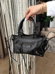 Жіноча сумка Balenciaga Le City Bag 24*17*11 см чорного кольору з жатої глянцевої шкіри з темною металевою фурнітурою, плетеними ручками та довгими шкіряними шнурками. - изображение 9